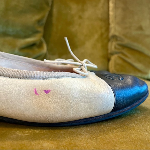 CHANEL cap toed ballet flats with interlocking CCs, sz37 1/2 beige/black GUC - Picture 11 of 15